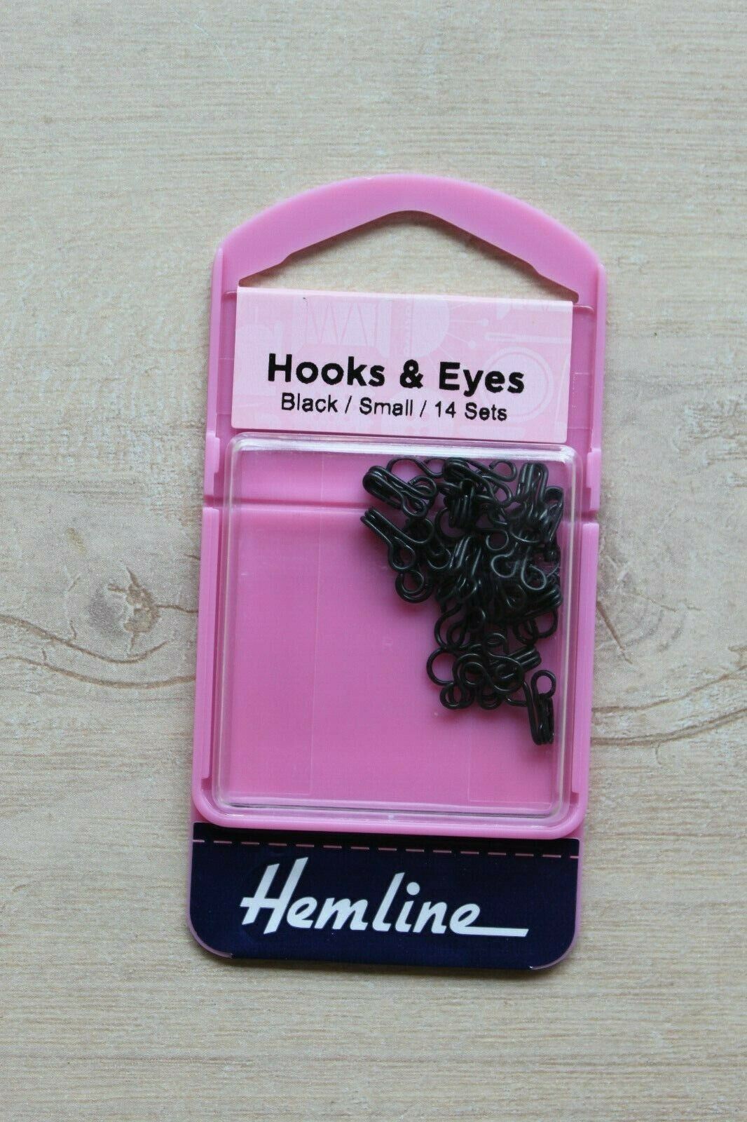 Hemline Size 1 Hooks and Eyes - Black